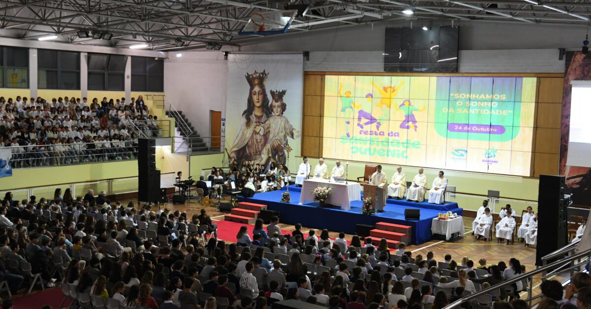 Tabuleiro do pátio central é palco de xadrez humano